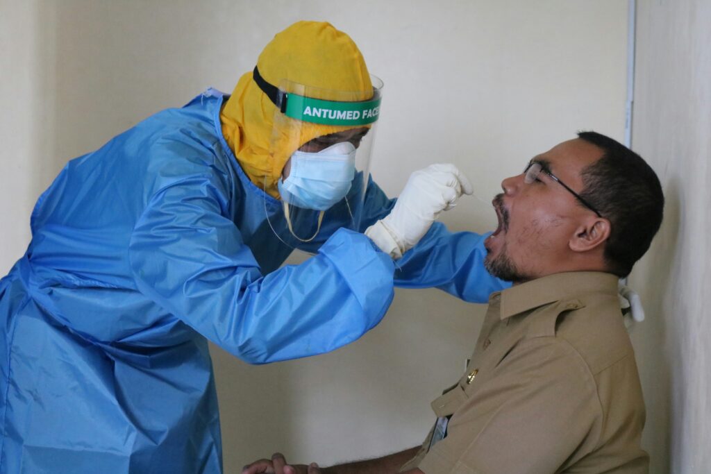 Patient receiving an occupational health & safety check-up