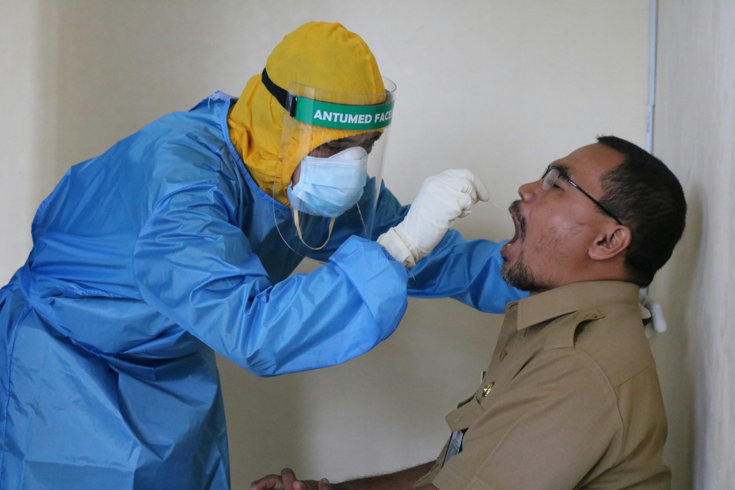 Patient receiving an occupational health & safety check-up